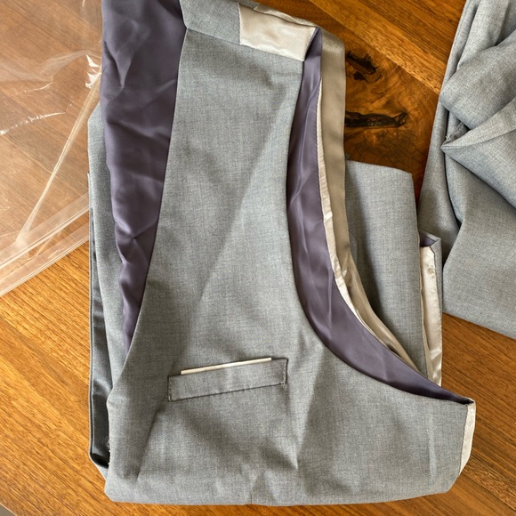 Men’s 3 piece suit NWT size Small, light gray, New in package. Wedding Prom - Picture 8 of 9